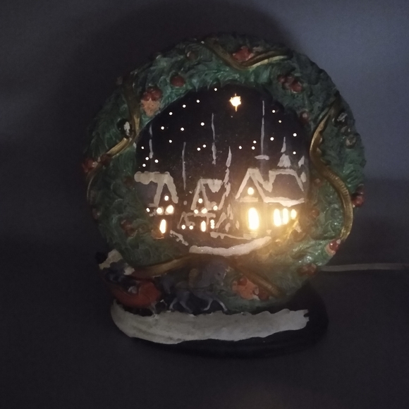 Light-Up Holly Wreath Snowy Village Starry Night Ceramic Vintage Christmas Decor - Picture 14 of 16